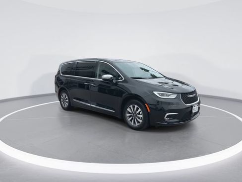 Used 2023 Chrysler Pacifica Limited FWD image 2