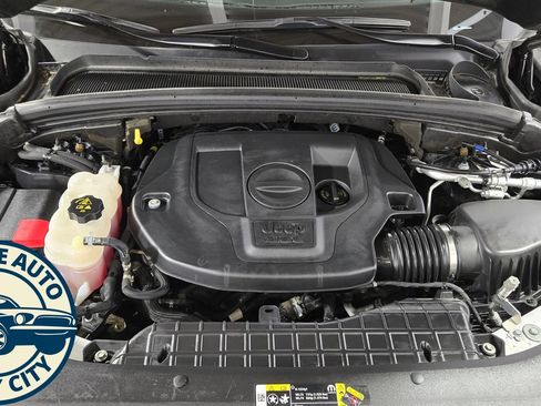 Used 2022 Jeep Grand Cherokee Overland w/ Luxury Tech Group IV AWD/4WD image 42