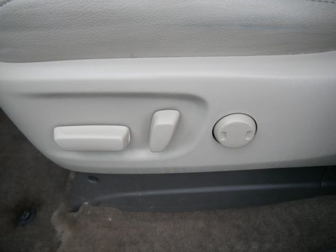 Used 2013 Toyota Sienna XLE image 19