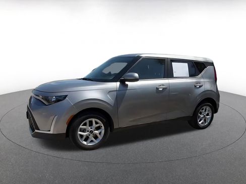 Used 2025 Kia Soul LX w/ LX Technology Package FWD image 8
