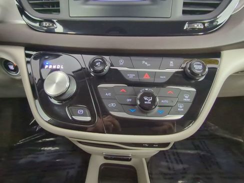 Used 2017 Chrysler Pacifica Touring-L image 24