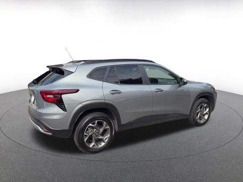 Used 2025 Chevrolet Trax LT FWD image 14