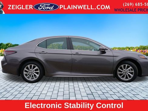 Used 2024 Toyota Camry SE image 6