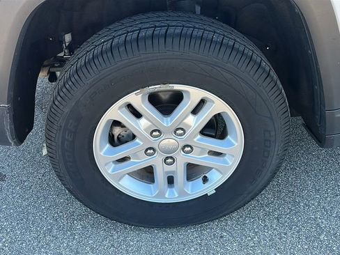 Used 2023 Jeep Grand Cherokee Laredo image 9