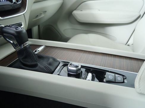 Used 2021 Volvo XC60 T5 Momentum image 23