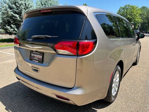 Used 2017 Chrysler Pacifica Touring FWD image 34