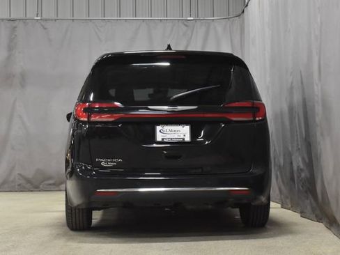 Certified 2024 Chrysler Pacifica Touring-L image 8
