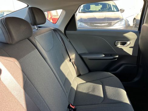 Used 2025 Kia K4 LXS image 37