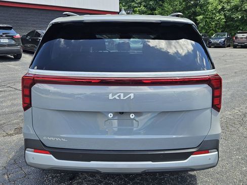 Used 2025 Kia Carnival EX FWD image 8