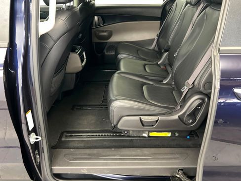 Used 2025 Kia Carnival LXS FWD image 21