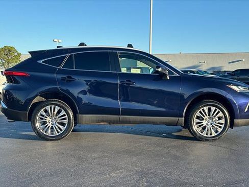 Certified 2022 Toyota Venza XLE image 6