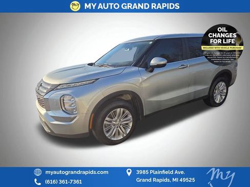 Used 2024 Mitsubishi Outlander ES image 3