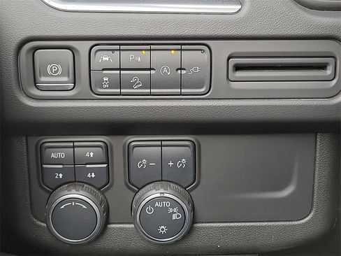 Used 2021 Chevrolet Suburban Premier image 16