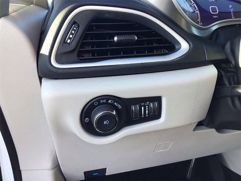 Used 2024 Chrysler Pacifica Touring-L image 18