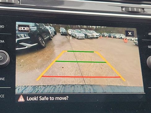 Used 2022 Volkswagen Tiguan SE R-Line image 25