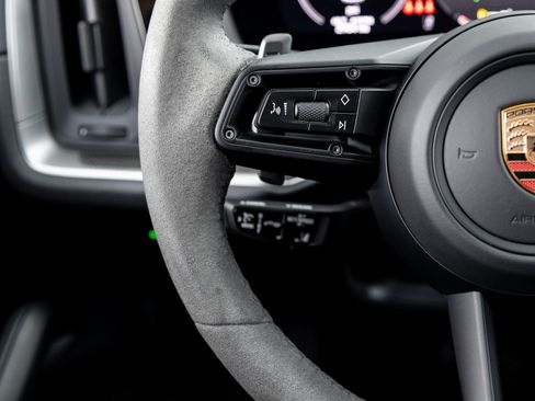 Certified 2025 Porsche Cayenne E-Hybrid Coupe image 15