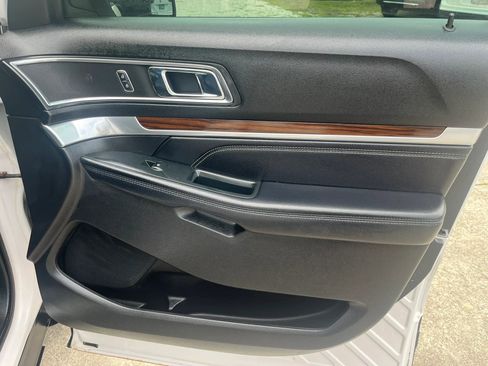 Used 2018 Ford Explorer Limited w/ Equipment Group 301A AWD/4WD image 39