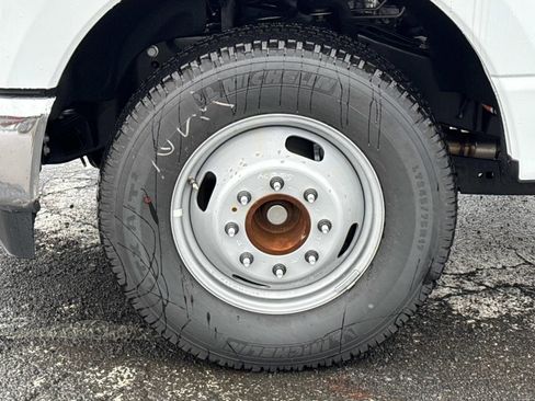 New 2025 Ford F350 XL w/ XL Chrome Package image 9