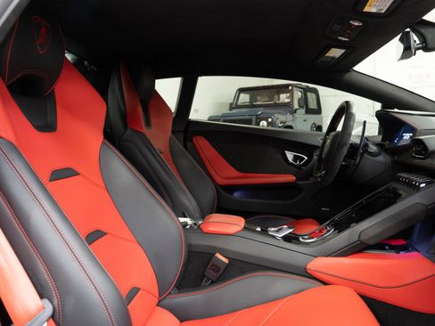 Used 2020 Lamborghini Huracan EVO image 24