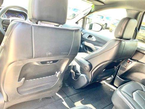 Used 2025 Chrysler Pacifica Limited FWD image 18