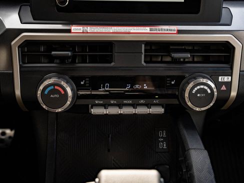 Used 2025 Toyota Tacoma TRD Sport AWD/4WD image 36