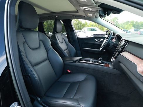 Used 2023 Volvo XC60 B5 Plus FWD image 28