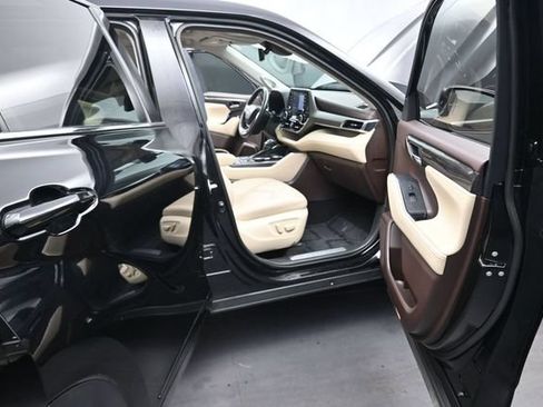 Used 2020 Toyota Highlander Limited FWD image 19
