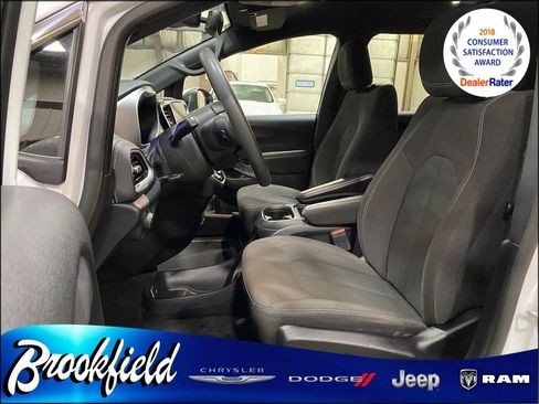 Used 2023 Chrysler Pacifica Touring image 14