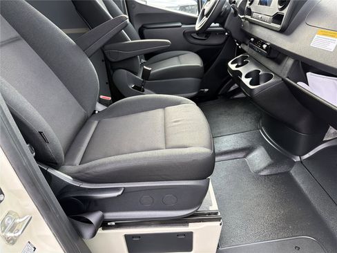 Used 2024 Mercedes-Benz Sprinter 2500 image 12