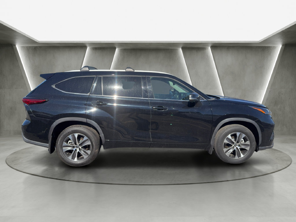 Used 2022 Toyota Highlander XLE AWD/4WD image 8