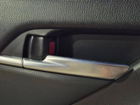 Used 2018 Toyota Camry FWD image 10