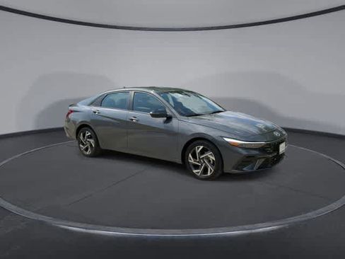 Used 2025 Hyundai Elantra Sport FWD image 6