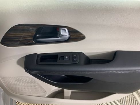 Used 2024 Chrysler Pacifica Limited FWD image 35