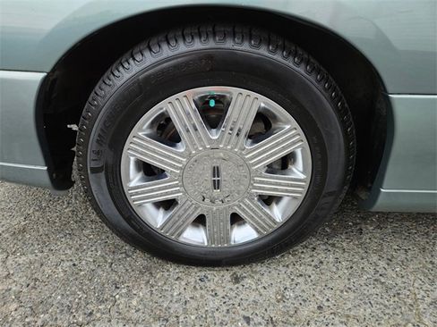 Used 2005 Lincoln Town Car Signature Limited image 9