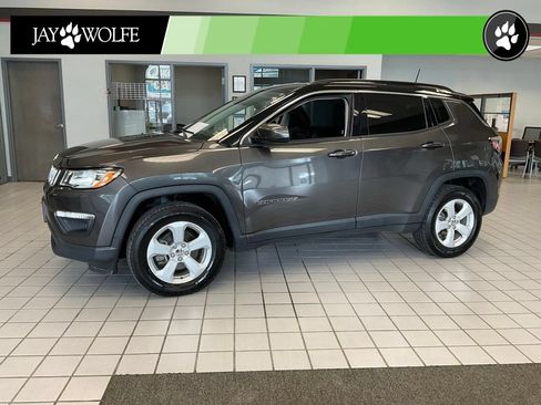 Used 2018 Jeep Compass Latitude w/ Popular Equipment Group AWD/4WD image 3