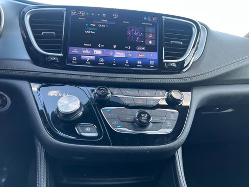 Used 2025 Chrysler Pacifica Limited image 17