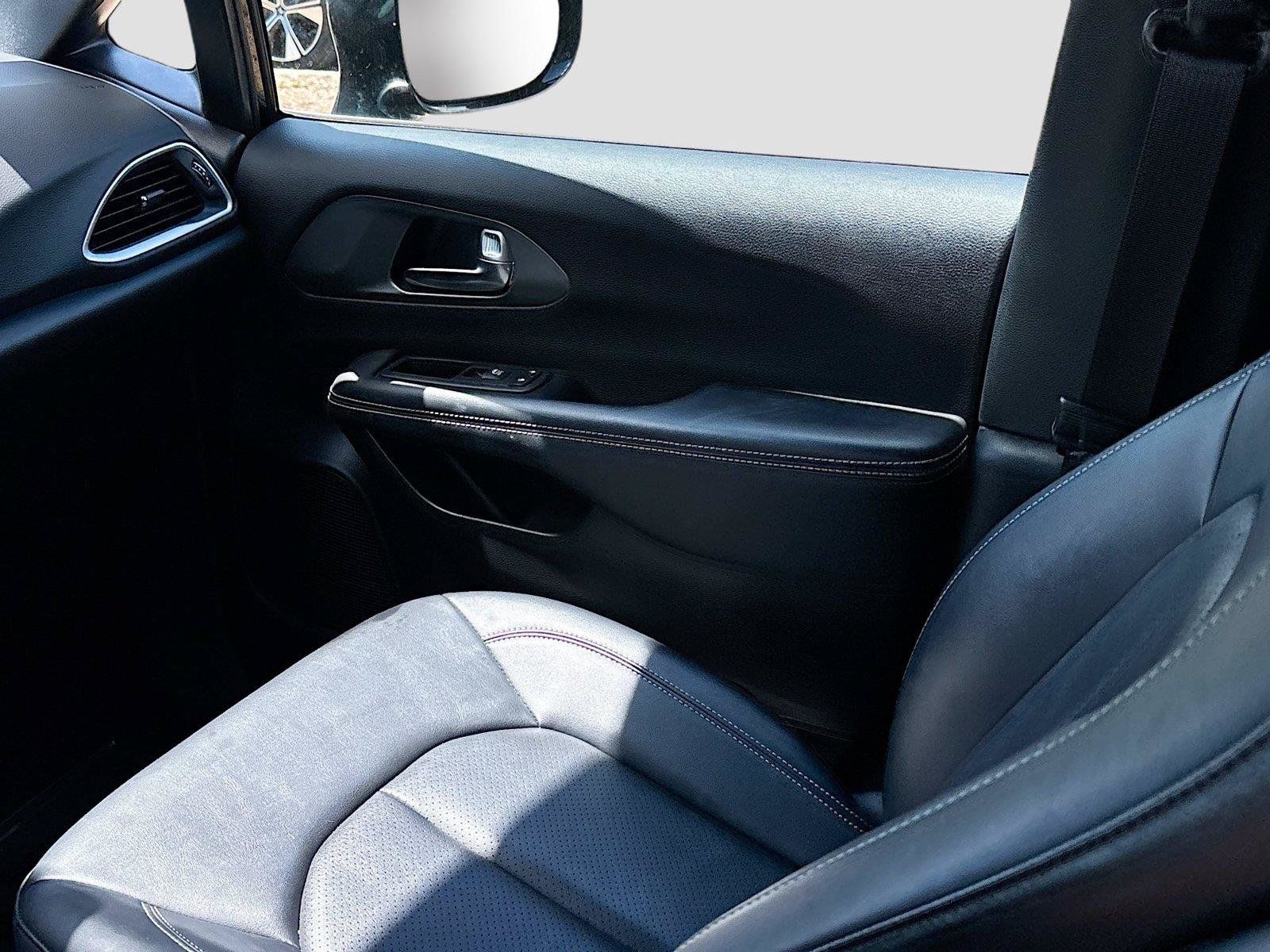 Used 2025 Chrysler Pacifica Select FWD image 23