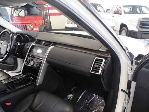 Used 2017 Land Rover Discovery HSE AWD/4WD image 24