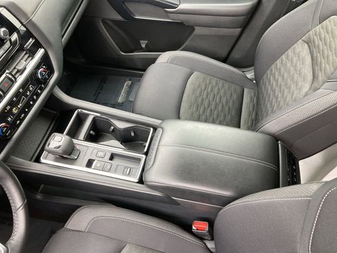 Used 2024 Nissan Pathfinder SV image 24