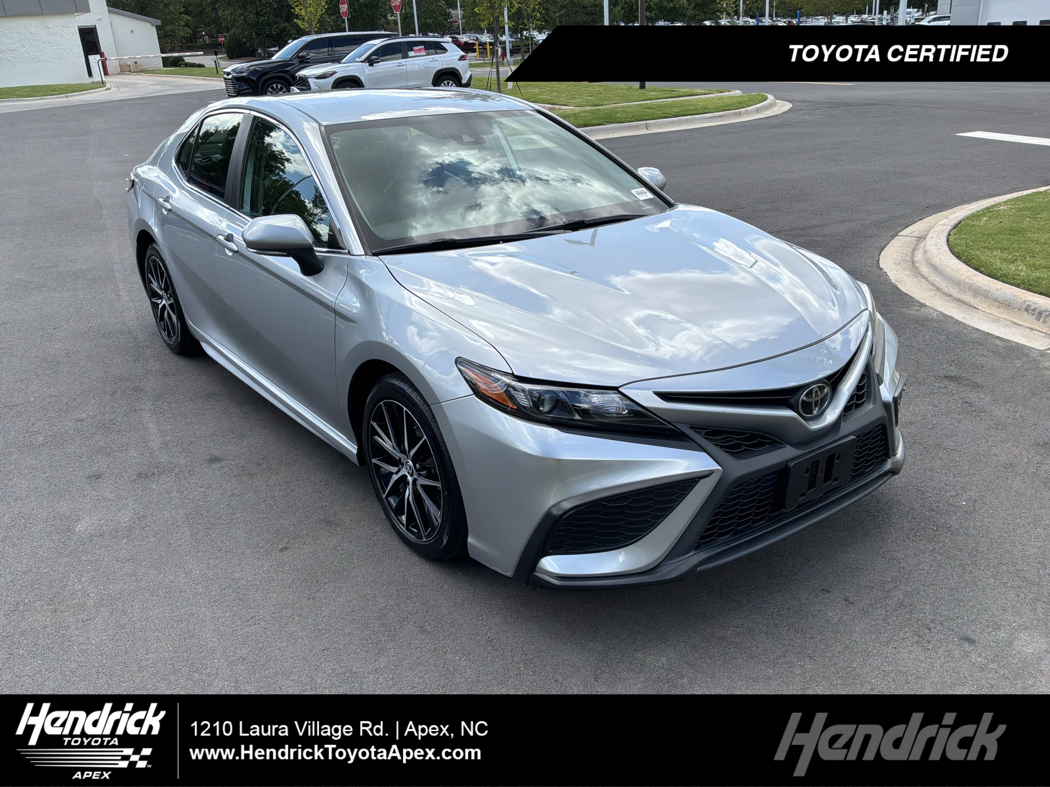 Used 2022 Toyota Camry SE FWD image 1