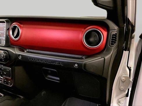 Used 2022 Jeep Wrangler Unlimited Rubicon w/ Cold Weather Group AWD/4WD image 15