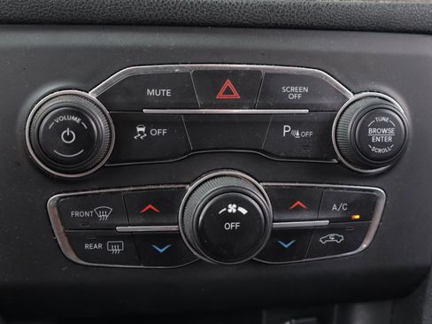 Used 2019 Dodge Charger SXT RWD image 9