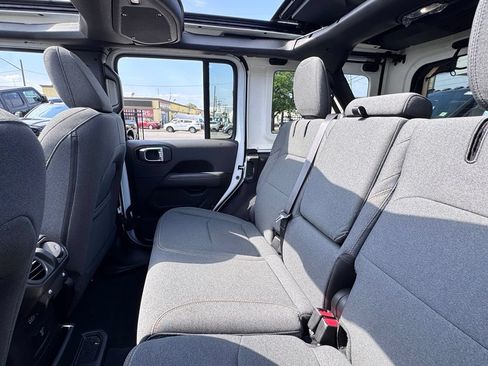 Used 2025 Jeep Wrangler Unlimited Sahara w/ Safety Group AWD/4WD image 16