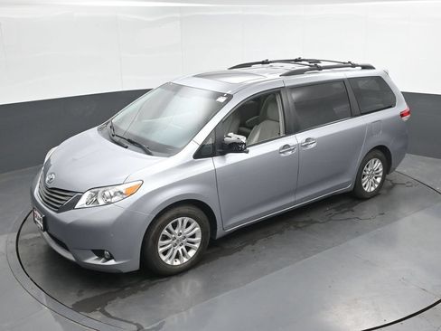 Used 2014 Toyota Sienna XLE FWD image 28