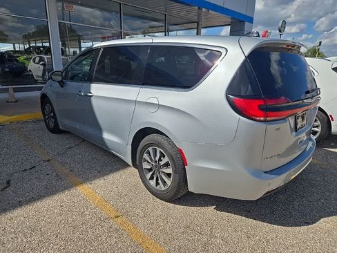 Used 2023 Chrysler Pacifica Touring-L FWD image 4