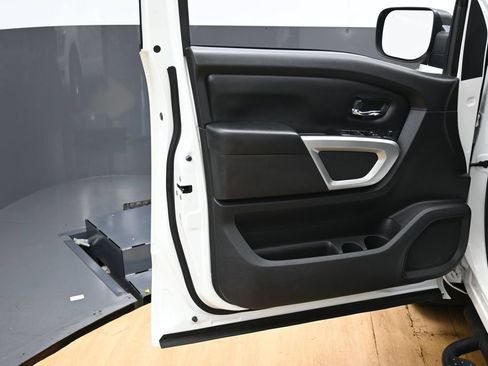 Used 2021 Nissan Titan SV w/ SV Convenience Package RWD image 38