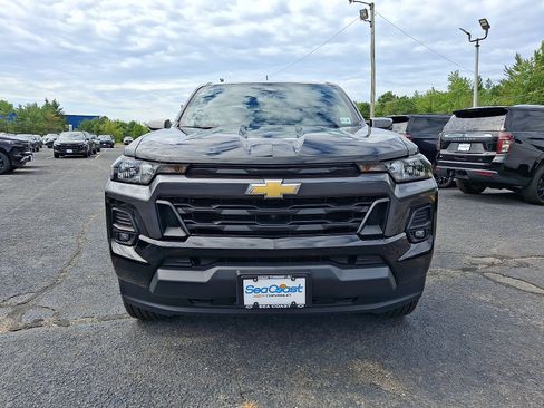 Used 2023 Chevrolet Colorado LT w/ LT Convenience Package II AWD/4WD image 2
