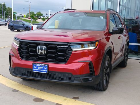 Used 2025 Honda Pilot Black Edition image 2