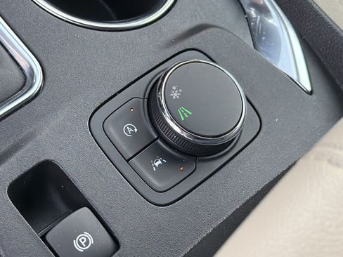 Used 2023 Chevrolet Traverse LS FWD image 31