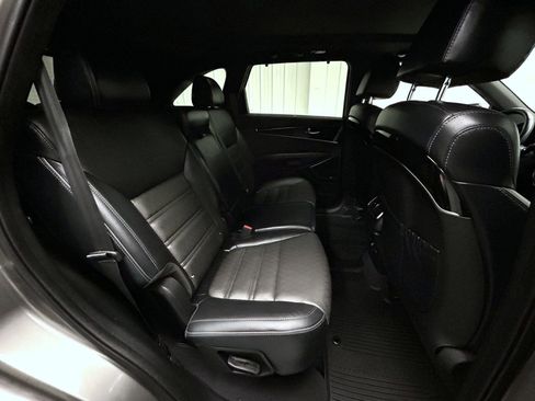 Used 2019 Kia Sorento SX image 18